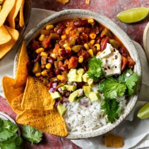 Vegetable chilli w. Sour cream, rice & tortilla chips (VV, GF)